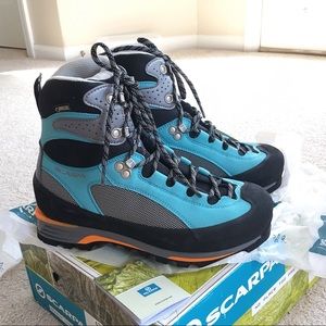 Hiking shoes for women